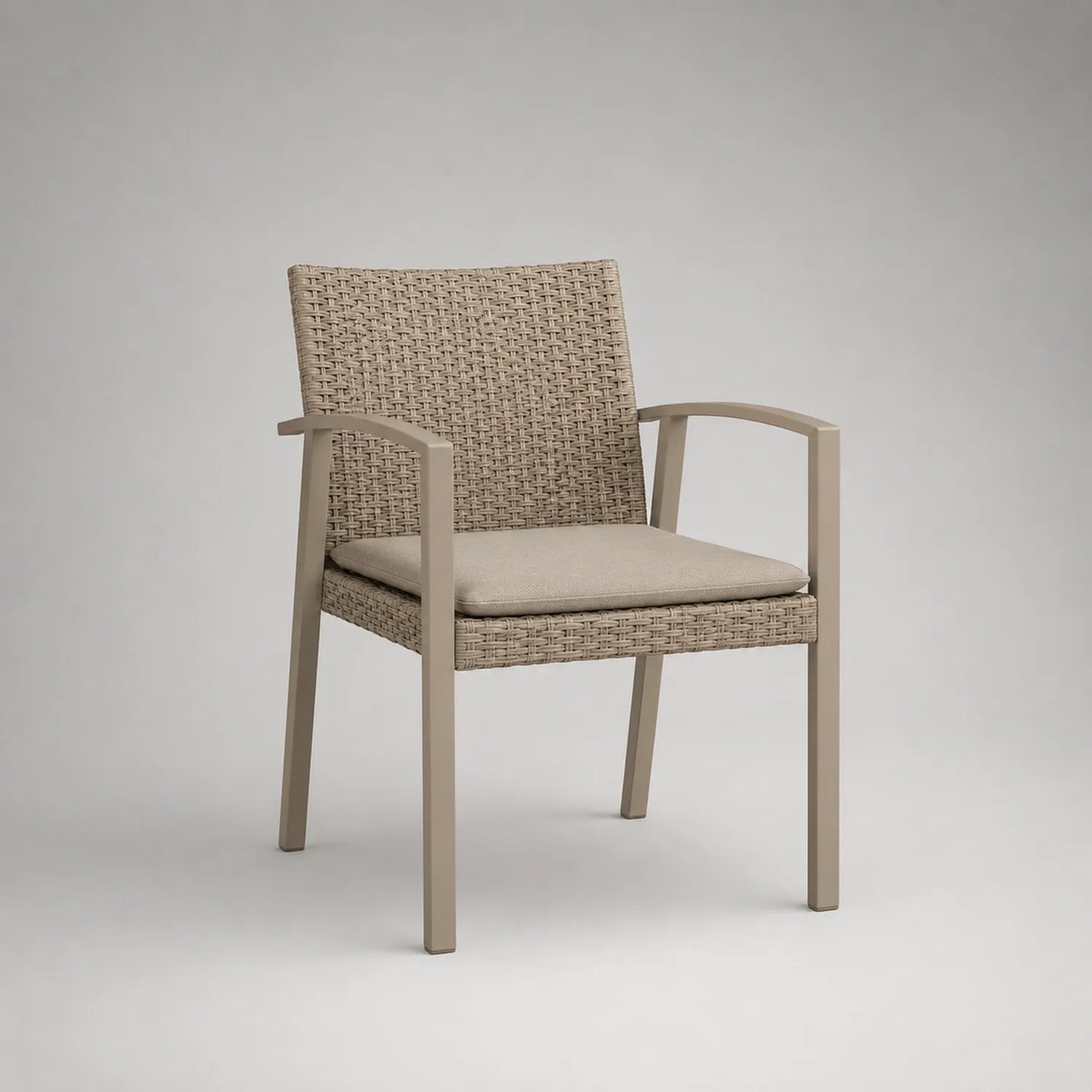 Aluminiumstuhl mit Armlehnen und Polyrattan in Beige